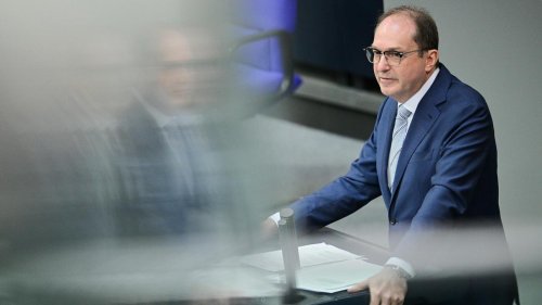 Bundesinnenminister: Dobrindt will Sicherheitsbehörden mit mehr Befugnissen ausstatten