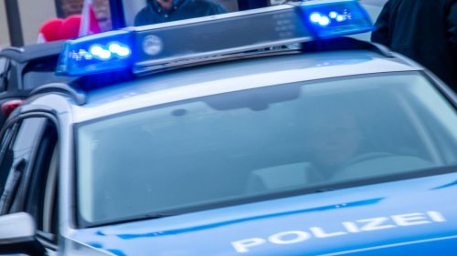 Landkreis Kusel: 19-Jähriger fährt gegen parkende Autos: Vier Verletzte