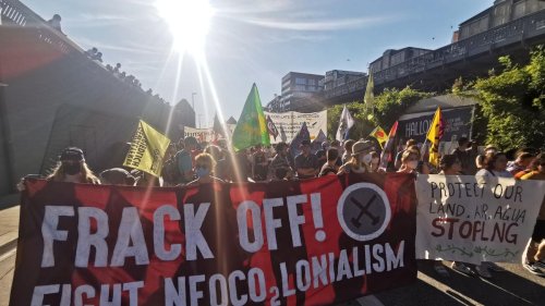 Demonstration: Rund 1000 Klimaaktivisten ziehen durch die Innenstadt