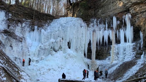 Kanada: Schnee und vereiste Wasserfälle in Ontario