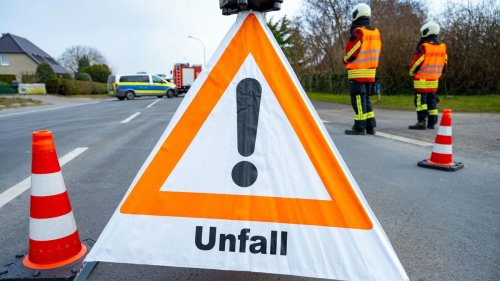 Landkreis Ludwigslust-Parchim: Autos stoßen an Kreuzung zusammen: Zwei Verletzte