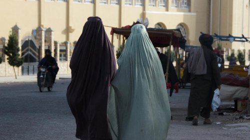 Afghanistan: Taliban ordnen Gesichtsbedeckung afghanischer Moderatorinnen an