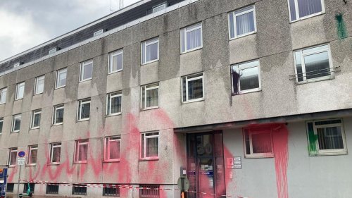 Flensburg: Unbekannte beschmieren Fassade von Polizeistation mit Farbe
