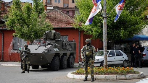 Ausschreitungen im Kosovo: EU droht Serbien und Kosovo nach Unruhen mit Konsequenzen