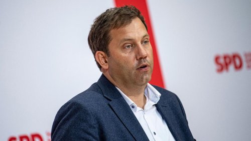 Personalien: SPD-Chef Klingbeil: Schröder ist in SPD politisch isoliert