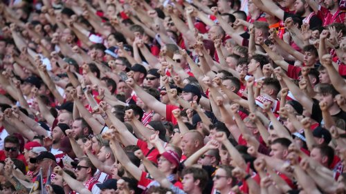 Ausschreitungen: Zweitliga-Spiel in Kaiserslautern: Fan-Attacken auf Polizei