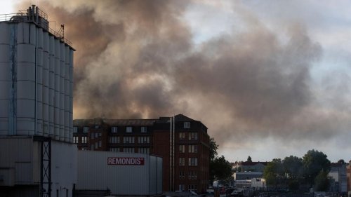 Feuerwehreinsatz: Löscharbeiten nach Großbrand in Berlin-Neukölln beendet