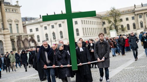 Kirche: Berliner Karfreitagsprozession zu Leidensthemen