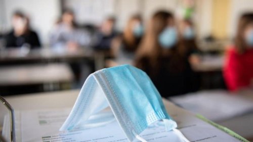 Bildung: Freie Wähler: Maskenpflicht in Schule am Platz abschaffen