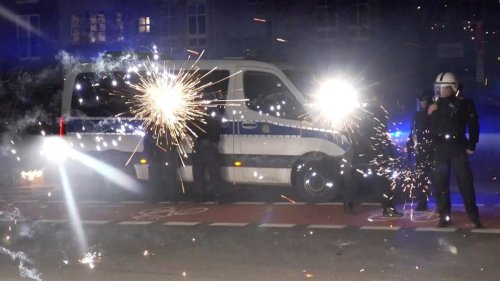 Kriminalität zum Jahreswechsel: Prozess nach Böllerwürfen auf Polizisten an Silvester