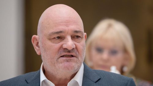 Haushaltsberatung: Minister kommt verspätet zu Sondersitzung - scharfe Kritik