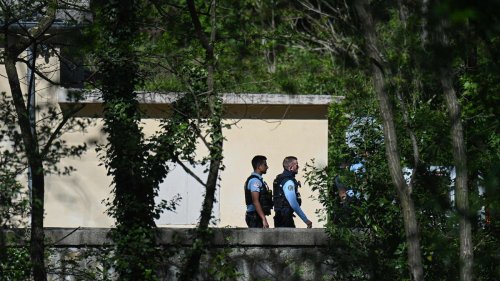 Brutale Messerattacke: Gesuchter stellt sich nach Bluttat in französischer Moschee