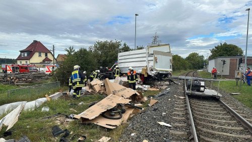 Bahn: Lkw stößt mit Bahn zusammen: Verletzte und Strecke gesperrt