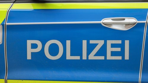 Unfälle: Autofahrerin fährt gegen Leitplanke - Schwer verletzt