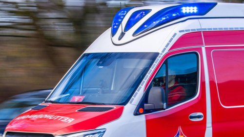 Zwickau: Autofahrer missachtet Vorfahrt: Rollerfahrer schwer verletzt
