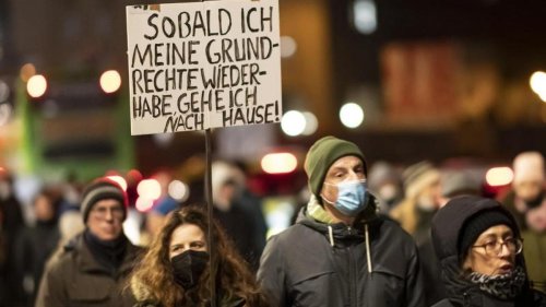 Demonstrationen: Tausende Menschen gegen Corona-Maßnahmen auf Berlins Straßen