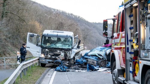 Schwerer Crash: Tödlicher Unfall auf B9 - Ehepaar stirbt nach Überholmanöver