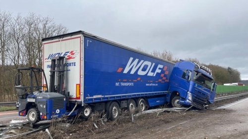 Sperrung Richtung Kassel: Lastzug prallt auf A7 bei Hildesheim in Mittelleitplanke