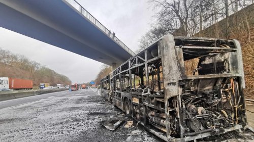Werkstattfahrt: Bus brennt auf A1 bei Hamburg: Niemand verletzt