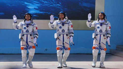 Weltraum-Mission: Drei chinesische Raumfahrer starten ins All