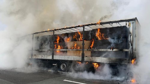 Unfälle: Holztransport brennt auf Autobahn