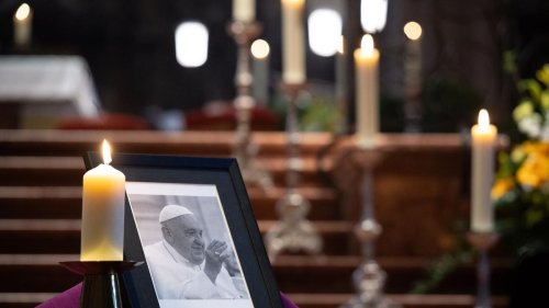 Papst: Trauerbeflaggung zur Beisetzung von Papst Franziskus