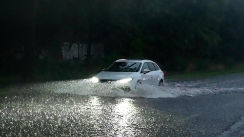 Unwetter: Überschwemmte Straßen und vollgelaufene Keller