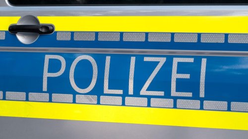 Unfall an Bushaltestelle: Weiter akute Lebensgefahr: Geriet Fußgänger unter Linienbus?