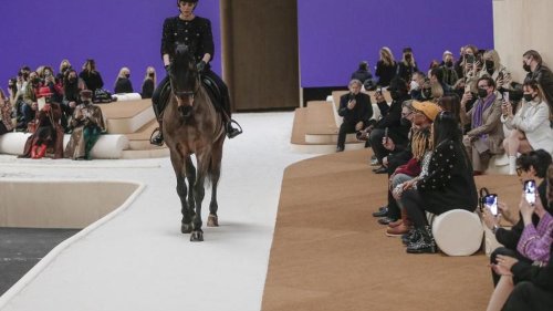 Haute Couture: Charlotte Casiraghi mit Pferd auf Chanel-Laufsteg