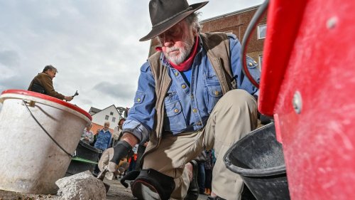 Geschichte: Geschichtsunterricht auf dem Gehweg - Stolpersteine verlegt