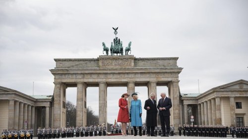 Adel: Jubelrufe und Fähnchen: Charles und Camilla in Berlin