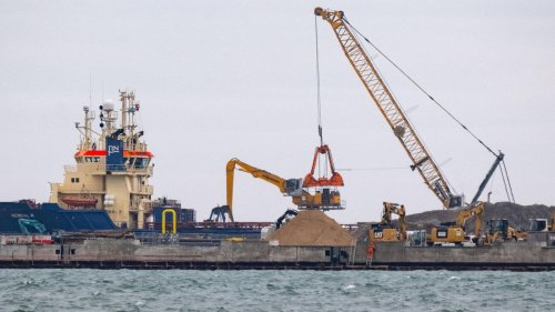 Rügen: Spezialschiff für Flüssigerdgas-Termina eingetroffen