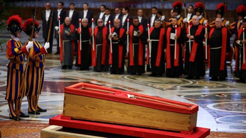 Tod des Papstes: Leichnam von Papst Franziskus in Petersdom aufgebahrt