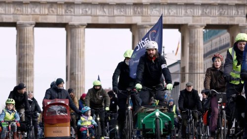 Demonstration: Zahlreiche Teilnehmer bei Fahrrad-Demo quer durch Berlin
