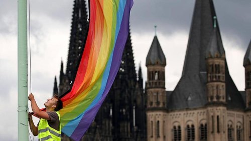 Homosexualität: 125 Mitarbeiter der katholischen Kirche outen sich als queer