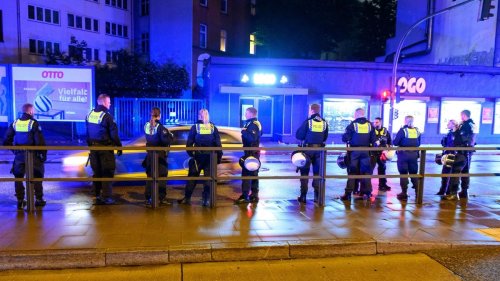 Auseinandersetzung : Mehrere Verletzte bei Massenschlägerei vor Musikclub