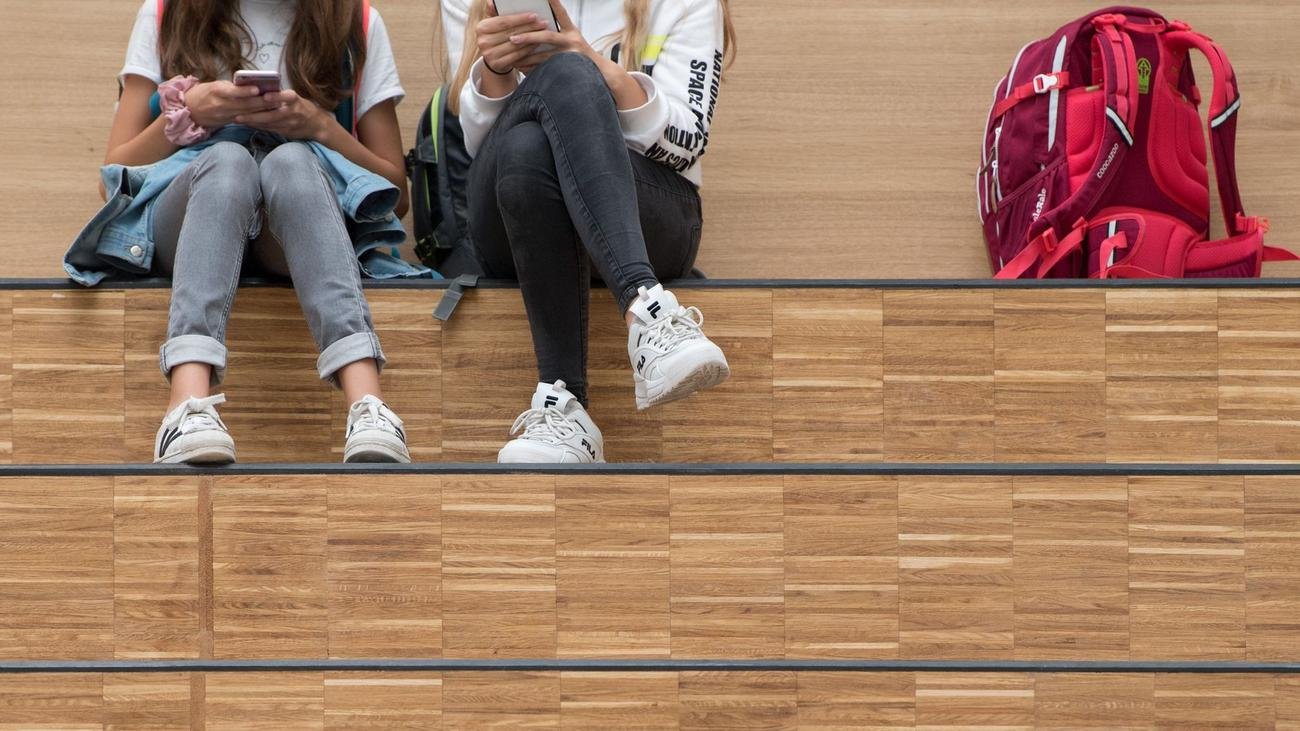 Smartphones an Schulen: Medienexperte zu Handyverbot: "Eltern haben versagt"