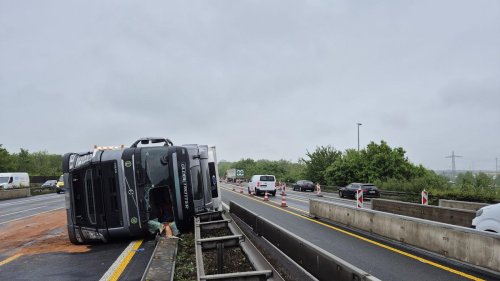 In einem Baustellenbereich: Umgekippter Lastwagen auf A4 geborgen - Spuren noch gesperrt