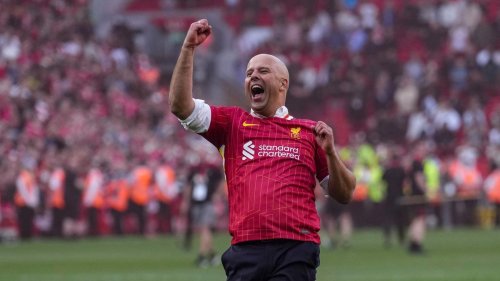 Charmante Geste des Trainers: Liverpools Meistermacher Arne Slot singt für Jürgen Klopp