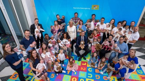 Urkunden für Mehrlinge: 620 Kinder aus Bayern haben Söder als Ehrenpaten
