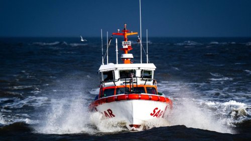 Notfall: Seenotretter befreien Motorboot in Schleimünde