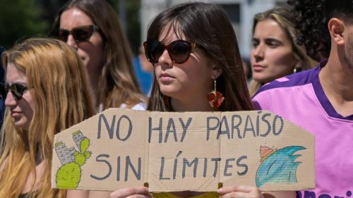 Massentourismus: Tausende protestieren in Spanien gegen Massentourismus auf Kanaren