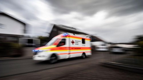 Koblenz: Auto überrollt Bein von Passantin: Frau schwer verletzt