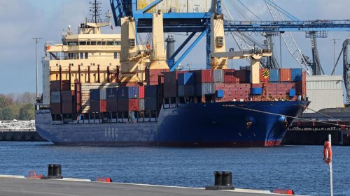 Schifffahrt: Festgesetzter Frachter liegt weiter in Rostock
