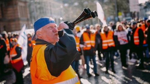 Tarifstreit: Ver.di-Chef Frank Werneke droht mit Ausweitung von Streiks