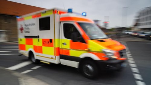 Rettungseinsatz: Drei Verletzte bei Abbiegeunfall mit Auto und Motorrad