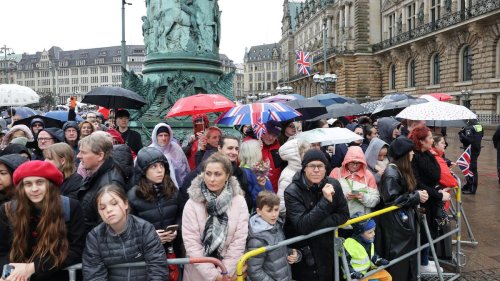 Staatsbesuch von König Charles III.: Tausende erwarten Charles in Hamburg