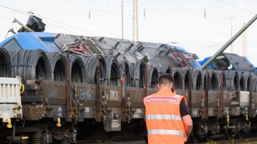 Zugverkehr: Güterzugunfall: Deutsche Bahn beginnt mit Aufräumarbeiten