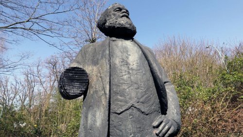 Bronzestatue: Neubrandenburg stellt repariertes Karl-Marx-Denkmal auf