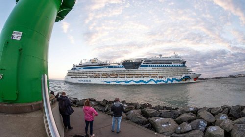 Tourismus: Kreuzfahrtschiff "Aidamar" eröffnet Saison in Warnemünde